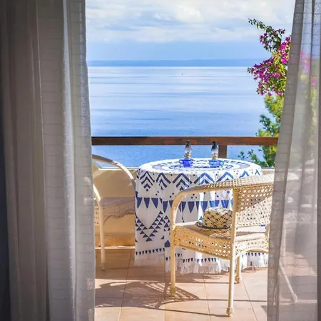 Blue Lagoon أفيتوس